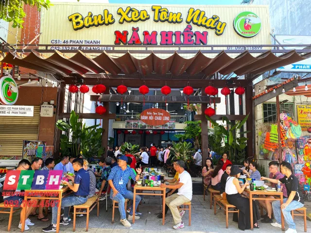 Bảng hiệu quán bánh xèo nổi bật với đèn LED ban đêm