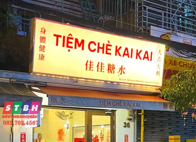 Bảng hiệu quán chè ấn tượng ban đêm