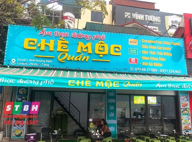 Bảng hiệu quán chè nổi bật, giúp tăng nhận diện quán