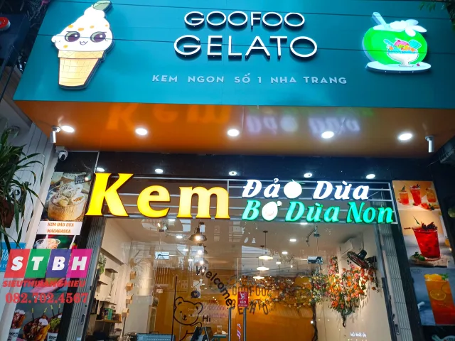 Bảng hiệu quán kem tạo cảm giác mát lạnh