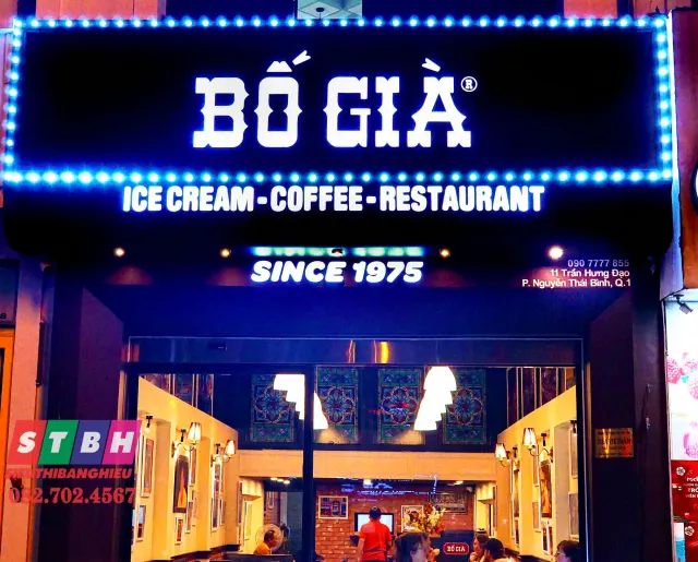 Bảng hiệu quán kem giúp tăng nhận diện thương hiệu