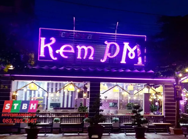 Bảng hiệu quán kem bố cục rõ ràng dễ đọc