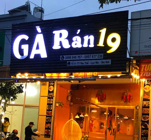 Bảng hiệu gà rán đơn giản mà thu hút