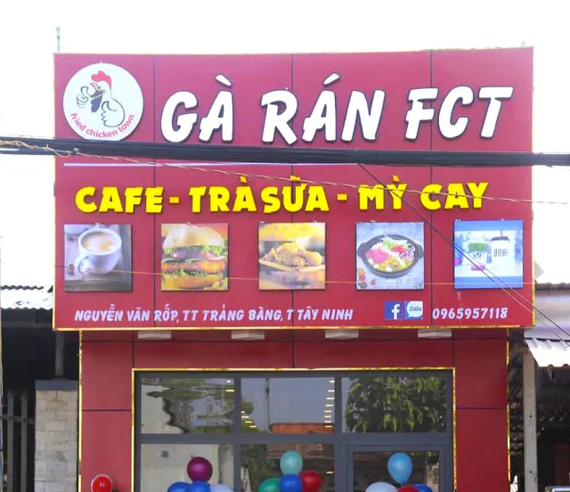 Bảng hiệu gà rán thu hút khách hàng đi ngang