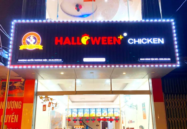 Bảng hiệu gà rán chất liệu mica