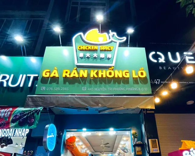 Bảng hiệu gà rán với màu sắc nổi bật