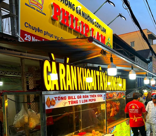 Bảng hiệu gà rán kết hợp màu vàng đỏ truyền thống