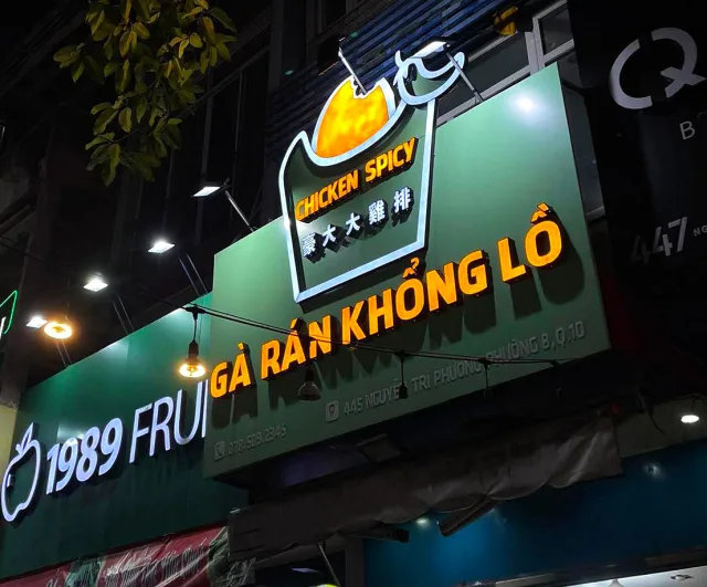 Bảng hiệu gà rán thu hút khách vãng lai