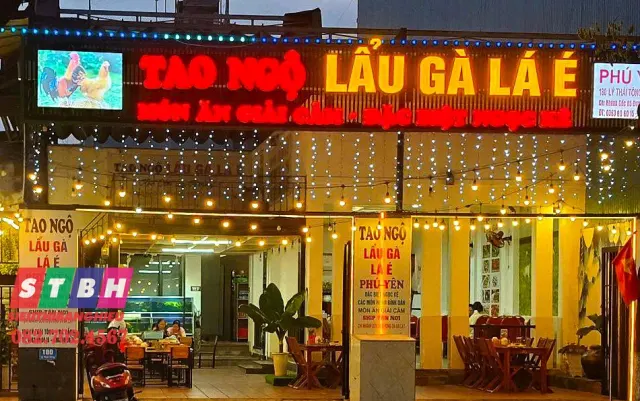 Bảng hiệu quán lẩu sang trọng nổi bật về đêm