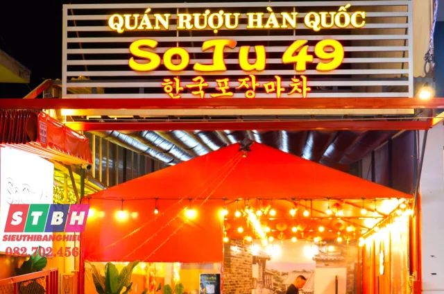 Bảng hiệu quán nướng LED neon sáng rực rỡ ban đêm