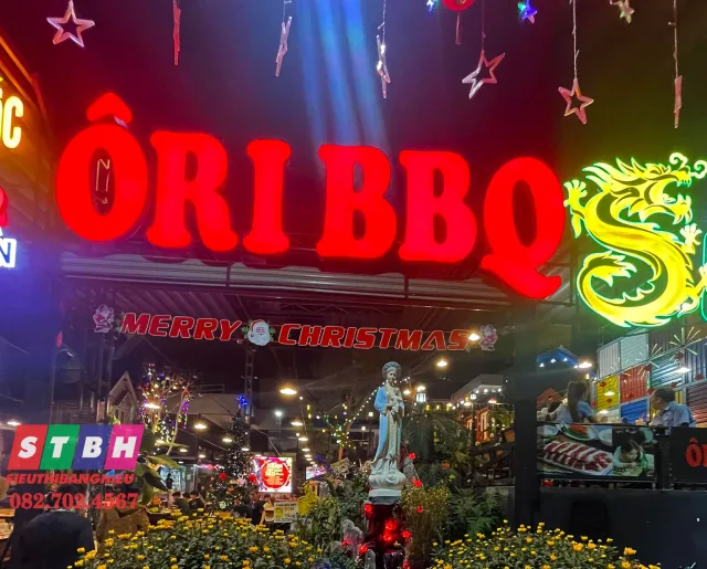 Bảng hiệu quán nướng ban đêm sáng rõ, nổi bật mặt tiền