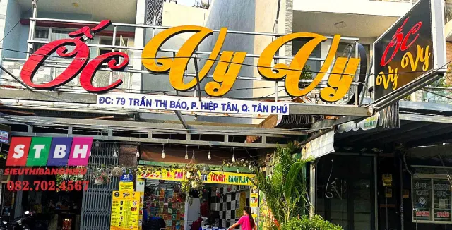 bảng hiệu quán ốc với màu sắc nổi bật