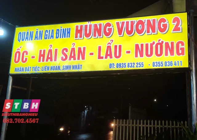 Bảng hiệu quán ốc bình dân với màu sắc bắt mắt, dễ nhìn ban đêm