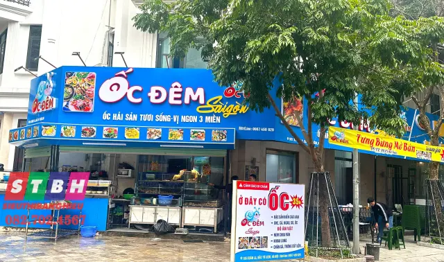 Bảng hiệu quán ốc phong cách trẻ trung, nổi bật giữa khu phố ăn uống