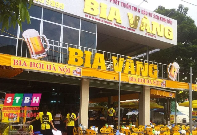 Biển hiệu quán bia phục vụ buổi chiều và đêm