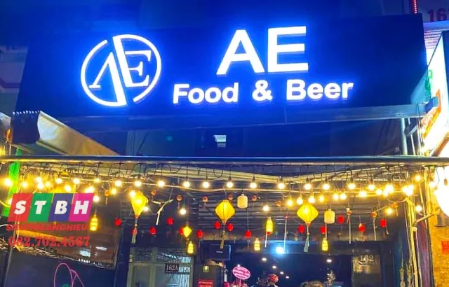 Bảng hiệu quán bia chữ nổi, nổi bật cả ngày lẫn đêm