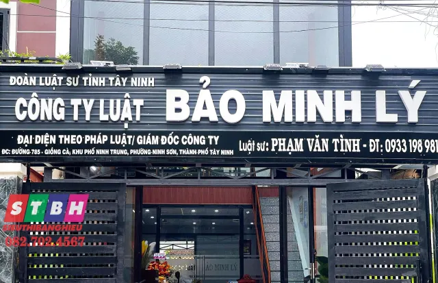 Bảng hiệu văn phòng luật sư chữ nổi mica sang trọng, gắn mặt tiền