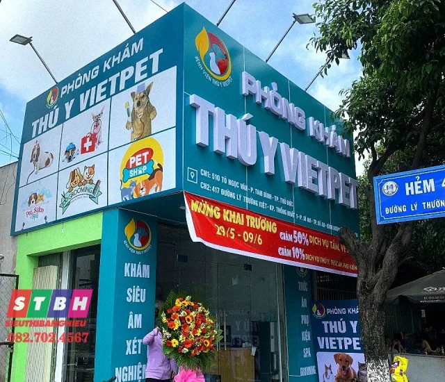 Bảng hiệu phòng khám thú y trước mặt tiền cửa hàng