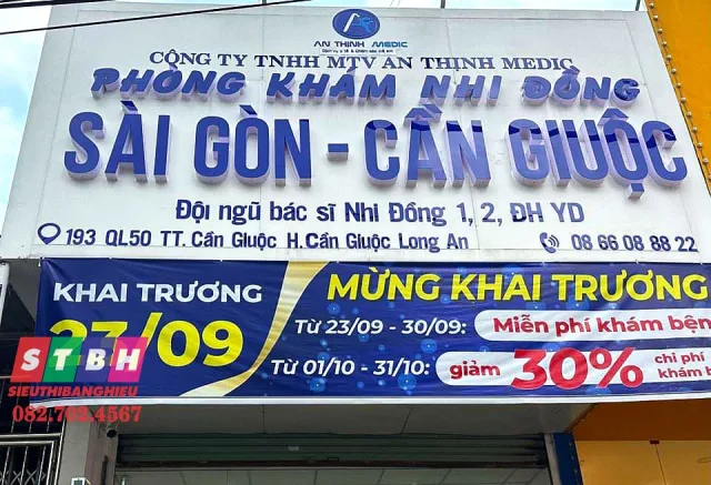 Bảng hiệu phòng khám nhi uy tín thể hiện chuyên môn bác sĩ