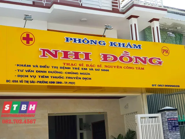 Bảng hiệu phòng khám nhi đẹp gọn gàng dễ quan sát