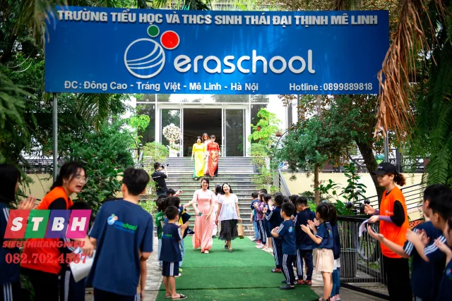 Mẫu bảng hiệu trường tiểu học nổi bật với màu sắc tươi sáng và an toàn