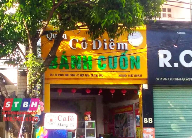 Bảng hiệu bánh cuốn nóng sang trọng tạo điểm nhấn cho quán