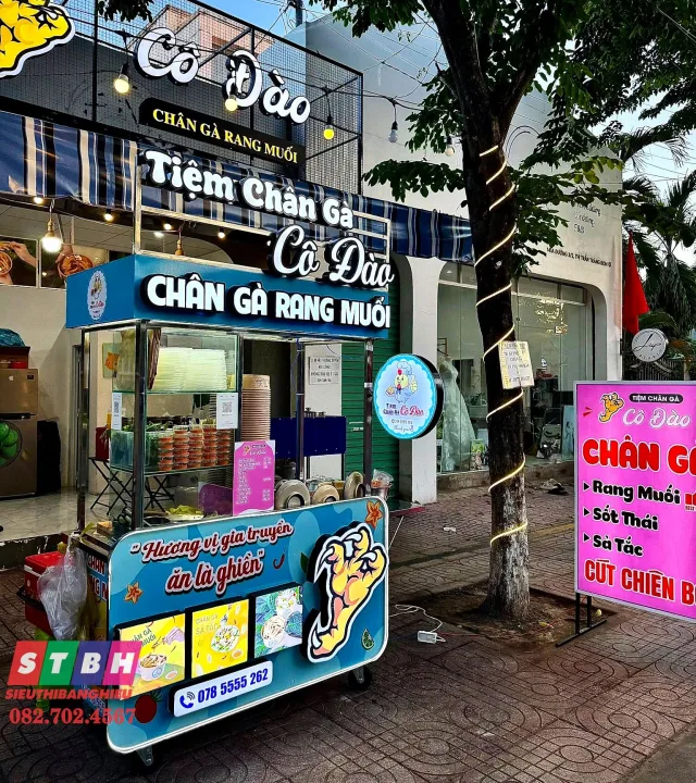 Bảng hiệu chân gà đẹp, giúp quán dễ gây chú ý ban đêm