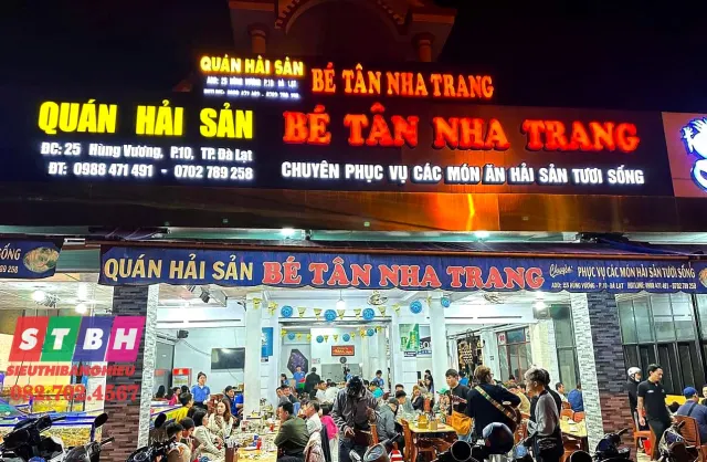 Bảng hiệu alu nền chữ nổi mica