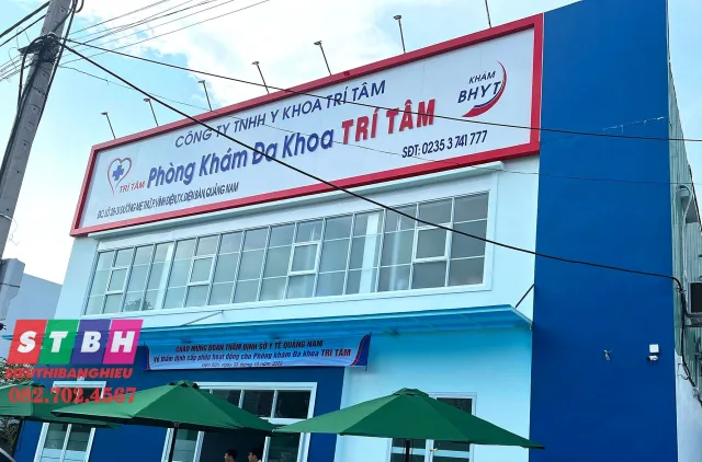 Bảng hiệu phòng khám đa khoa uy tín dễ nhận biết từ xa