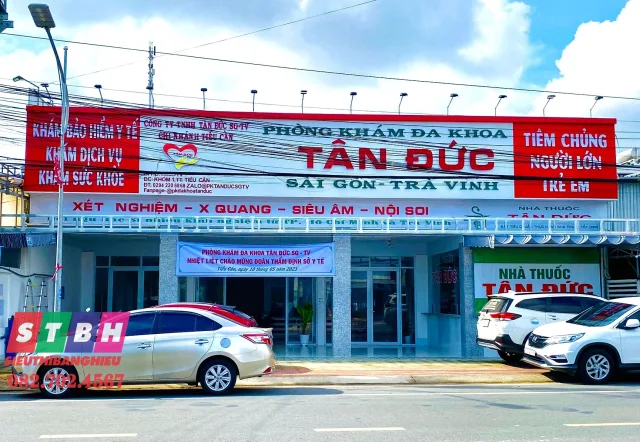 Bảng hiệu phòng khám đa khoa sang trọng bố cục hài hòa