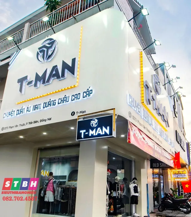 Bảng hiệu shop quần áo nam hiện đại, tông tối, chữ nổi inox kết hợp LED.