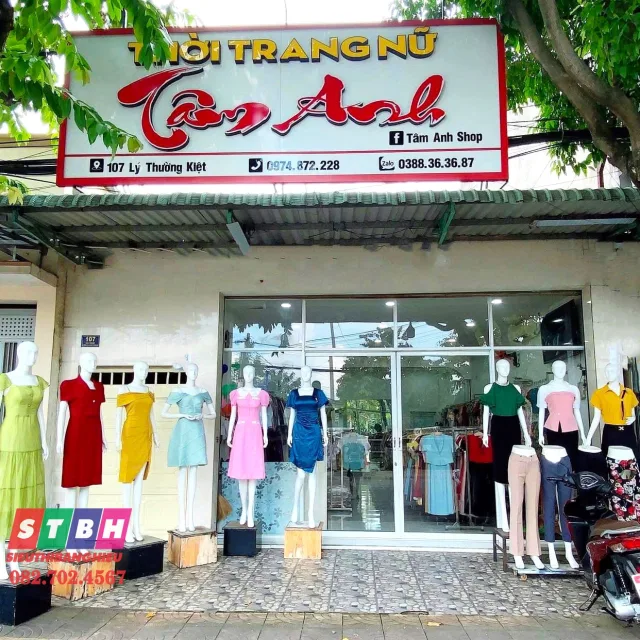 Bảng hiệu shop quần áo nữ giá rẻ thi công nhanh chóng