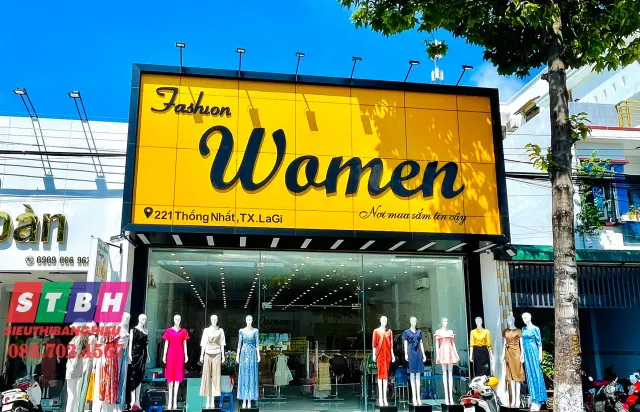 Bảng hiệu shop quần áo nữ phong cách tinh tế, chữ nổi mica hoặc inox gương.