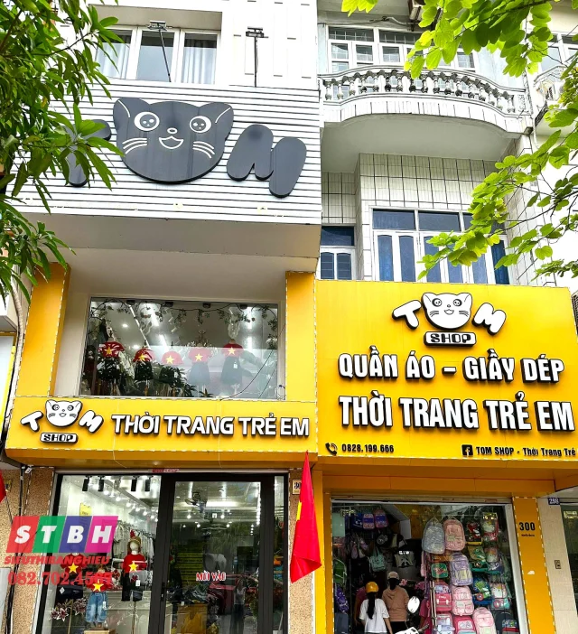 Bảng hiệu shop quần áo trẻ em uy tín, thi công nhanh, đúng tiến độ