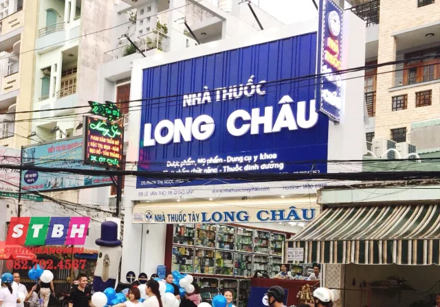 Bảng hiệu nhà thuốc Long Châu sang trọng, dễ nhận diện, nổi bật ban đêm