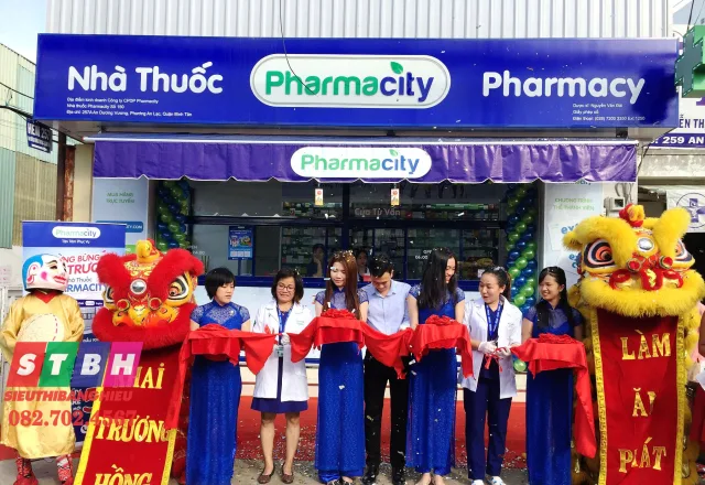 Bảng hiệu nhà thuốc Pharmacity nổi bật, ánh sáng rõ ràng ban đêm