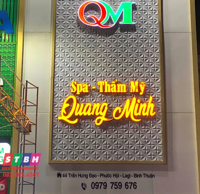 Bảng hiệu thẩm mỹ viện sang trọng kết hợp đèn LED nổi bật