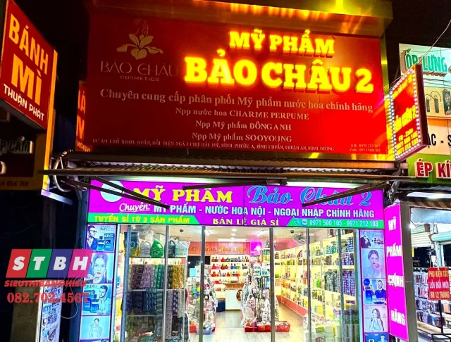 Bảng hiệu shop mỹ phẩm sang trọng kết hợp ánh sáng LED