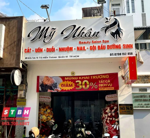 Bảng hiệu nail đẹp dễ nhìn giúp khách nhận diện từ xa