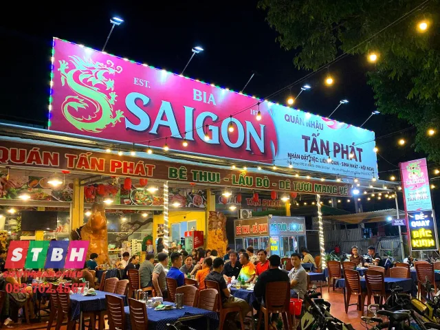 Bảng hiệu quán nhậu bình dân nổi bật với tông đỏ vàng và chữ lớn.