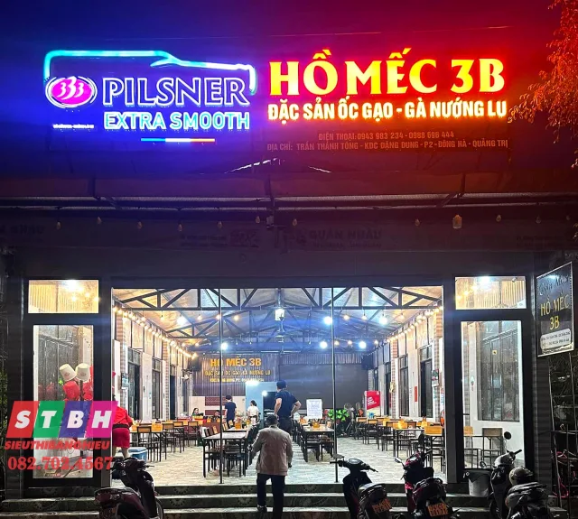 Bảng hiệu quán ốc với tông xanh và hình món ốc nổi bật.