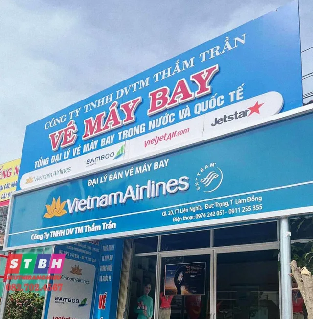 Bảng hiệu đại lý vé máy bay chuyên nghiệp và hiện đại.
