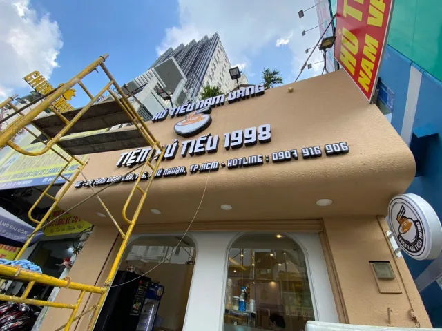 Quá trình thi công bảng hiệu tiệm hủ tiếu 1998 tại Quận Phú Nhuận