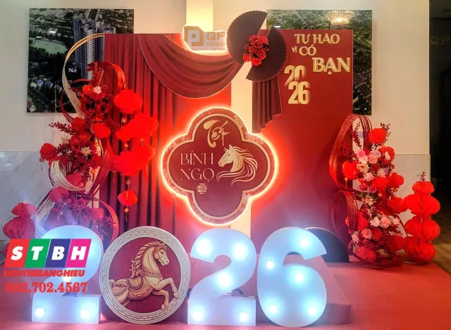 Backdrop trang trí Tết giá rẻ đẹp phù hợp chụp hình check in