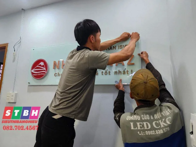 Bảng tên công ty Nhatbanaz tại Nguyễn Trung Ngạn, Quận 1
