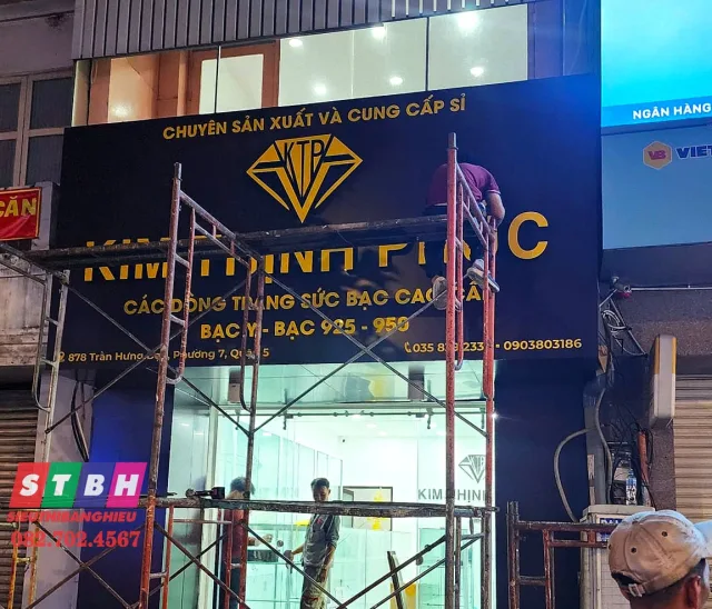 Thi công bảng hiệu trang sức Kim Thịnh Phúc tại 878 Trần Hưng Đạo, Quận 5