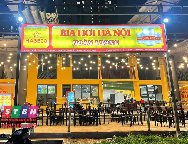 Hộp đèn quảng cáo tại Quận 7, ánh sáng rõ ràng, dễ nhận diện ban đêm trên đường đông xe