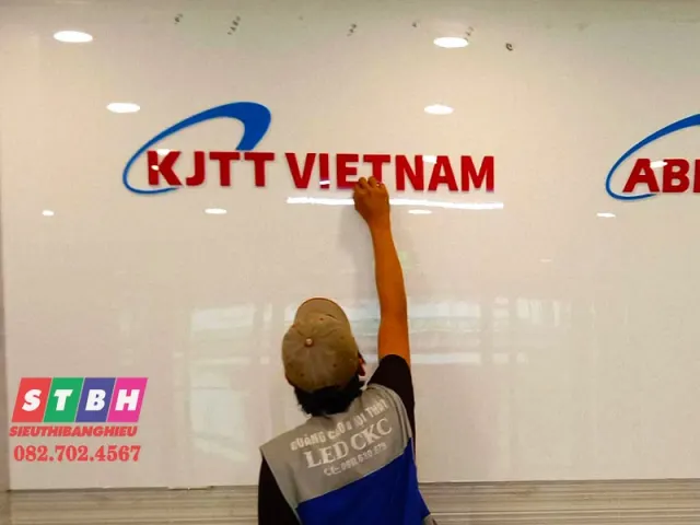 Logo mica dán tường (phẳng)