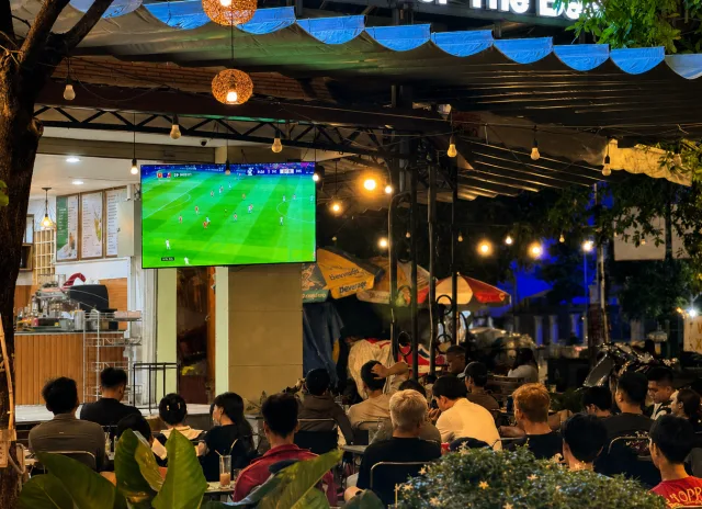 Lắp đặt màn hình LED cho quán cafe xem đá banh