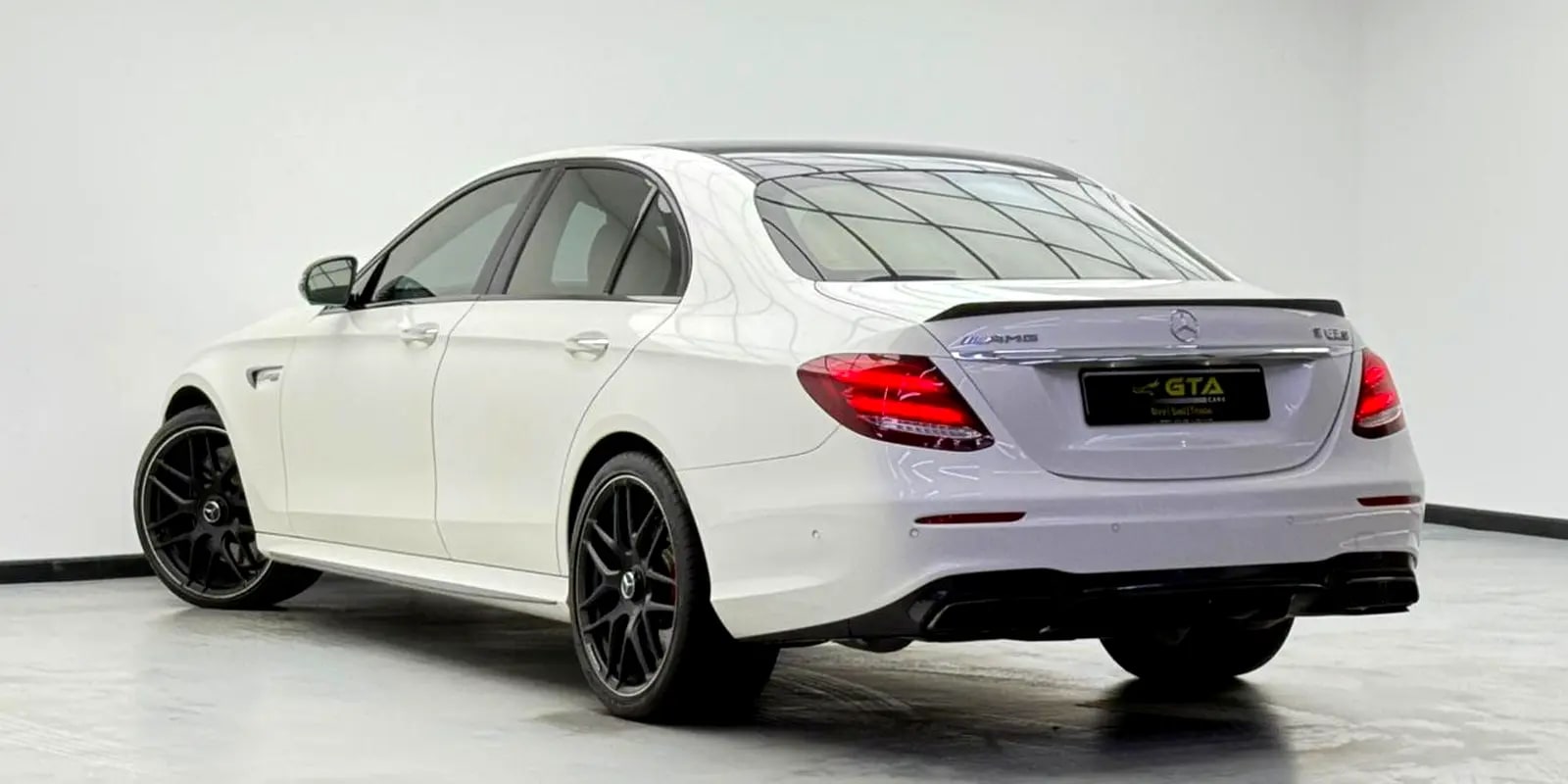2018 Mercedes Benz E63 S AMG, Full Service History, Carbon Fiber Package, Excellent Condition, GCC - Thumbnail 4